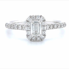 Cargar imagen en el visor de la galería, 14 karaat wit gouden rechthoekige halo rij ring van 2.33 gram en 2 mm breed. Bezet met 1 emerald geslepen diamant van 0.35 crt en 27 briljant geslepen diamanten met een totaalgewicht van 0.22 crt. Kleur: Top Wesselton Kwaliteit: VS Zetting: 8 x 6 mm Model: R 9842 
