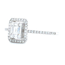 Load image into Gallery viewer, 18 karaat wit gouden halo rij ring van 1.55 gram en 1 mm breed. Bezet met 1 baguette geslepen diamant van 0.10crt en 52 briljant geslepen diamanten met een totaalgewicht van 0.17 crt Kleur: Top Wesselton Kwaliteit: VS2 Zetting: 8 x 7 mm Model: R 9868
