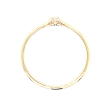 Laden Sie das Bild in den Galerie-Viewer, 18 karaat geel gouden solitair ring van 1.65 gram en 1 tot 2 mm breed. Bezet met 1 briljant geslepen diamant van 0.05 crt Kleur: G Kwaliteit: SI1 Zetting: 2 mm Model: R 9879
