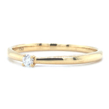Afbeelding in Gallery-weergave laden, 18 karaat geel gouden solitair ring van 1.65 gram en 1 tot 2 mm breed. Bezet met 1 briljant geslepen diamant van 0.05 crt Kleur: G Kwaliteit: SI1 Zetting: 2 mm Model: R 9879
