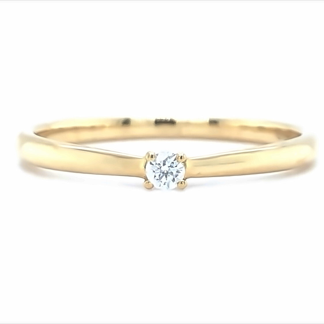 18 karaat geel gouden solitair ring van 1.65 gram en 1 tot 2 mm breed. Bezet met 1 briljant geslepen diamant van 0.05 crt Kleur: G Kwaliteit: SI1 Zetting: 2 mm Model: R 9879