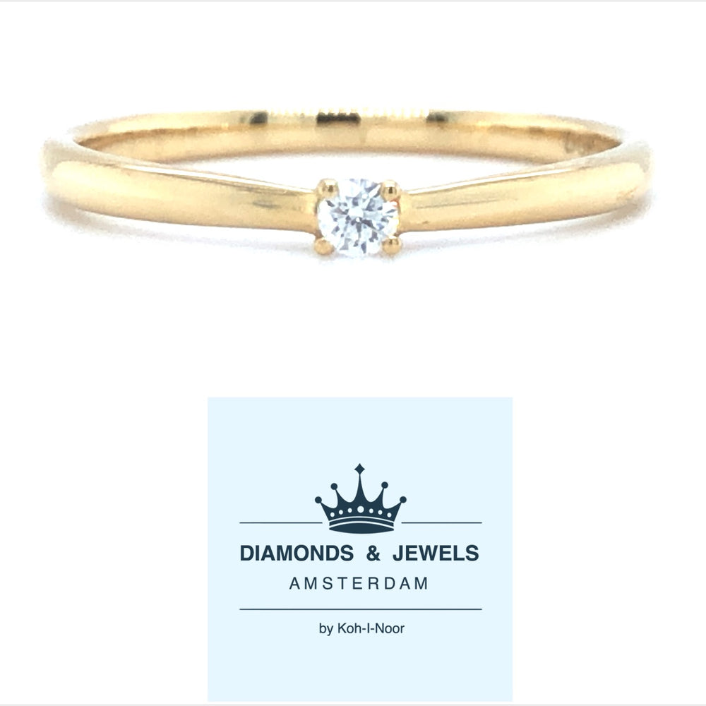 18 karaat geel gouden solitair ring van 1.65 gram en 1 tot 2 mm breed. Bezet met 1 briljant geslepen diamant van 0.05 crt Kleur: G Kwaliteit: SI1 Zetting: 2 mm Model: R 9879