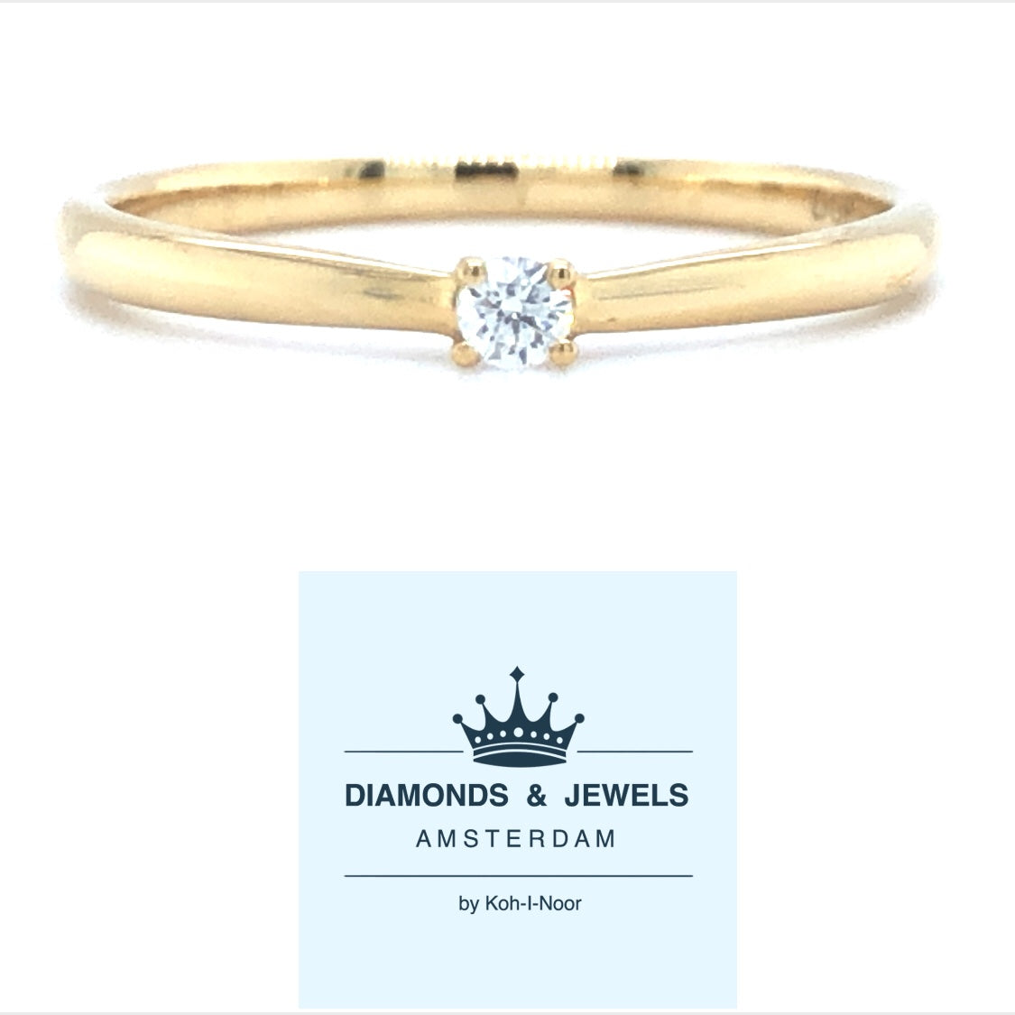 18 karaat geel gouden solitair ring van 1.65 gram en 1 tot 2 mm breed. Bezet met 1 briljant geslepen diamant van 0.05 crt Kleur: G Kwaliteit: SI1 Zetting: 2 mm Model: R 9879