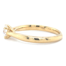 Load image into Gallery viewer, 18 karaat geel gouden solitair ring van 2.79 gram en 1 tot 2 mm breed. Bezet met een GIA gecertificeerde briljant geslepen diamant van 0.50 crt Kleur: G Kwaliteit: SI1 Zetting: 5 mm Model: R 9883
