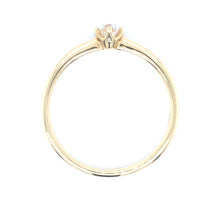 Load image into Gallery viewer, 18 karaat geel gouden solitair ring van 2.3 gram en 1 tot 2 mm breed. Bezet met 1 briljant geslepen diamant van 0.20 crt Kleur: Top Wesselton Kwaliteit: VS2 Zetting: Ø 4 mm Model: R 9889
