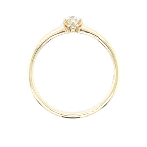 18 karaat geel gouden solitair ring van 2.3 gram en 1 tot 2 mm breed. Bezet met 1 briljant geslepen diamant van 0.20 crt Kleur: Top Wesselton Kwaliteit: VS2 Zetting: Ø 4 mm Model: R 9889