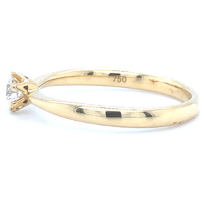 18 karaat geel gouden solitair ring van 2.3 gram en 1 tot 2 mm breed. Bezet met 1 briljant geslepen diamant van 0.20 crt Kleur: Top Wesselton Kwaliteit: VS2 Zetting: Ø 4 mm Model: R 9889