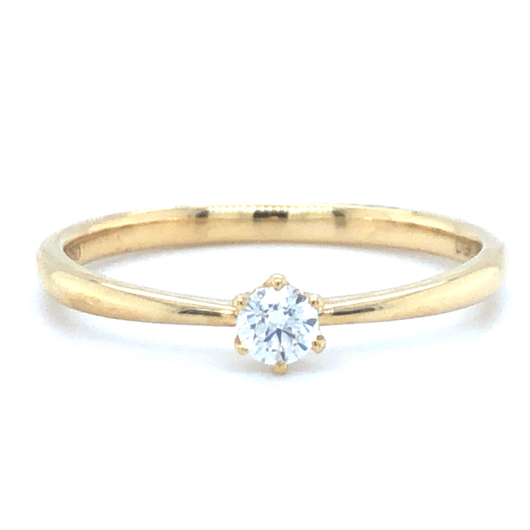 18 karaat geel gouden solitaire ring van 1.76 gram en 1 tot 2 mm breed. Bezet met 1 briljant geslepen diamant van 0.10 crt Kleur: Top Wesselton Kwaliteit: VS Zetting: Ø 3 mm Model: R 9890