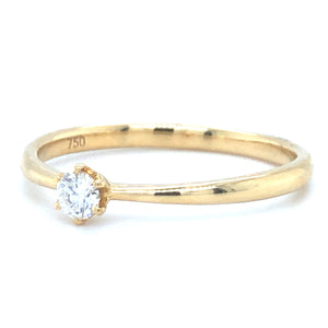 18 karaat geel gouden solitaire ring van 1.76 gram en 1 tot 2 mm breed. Bezet met 1 briljant geslepen diamant van 0.10 crt Kleur: Top Wesselton Kwaliteit: VS Zetting: Ø 3 mm Model: R 9890