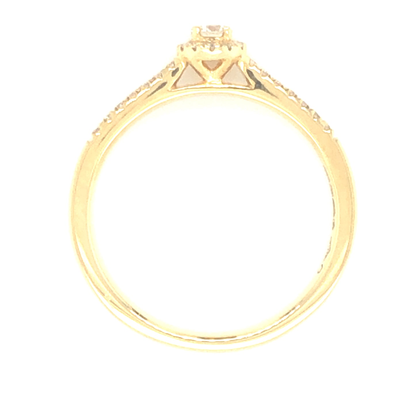 18 karaat geelgouden halo rij ring van 2.68 gram en 2 mm breed. Bezet met 1 briljant geslepen diamant van 0.21 crt en meerdere kleinere briljant geslepen diamanten met een totaalgewicht van 0.27 crt Kleur: Top Wesselton Kwaliteit: VS1 Zetting: 5 mm Model: R 9926