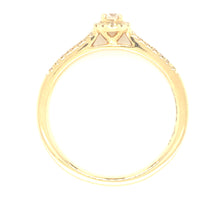 Cargar imagen en el visor de la galería, 18 karaat geelgouden halo rij ring van 2.68 gram en 2 mm breed. Bezet met 1 briljant geslepen diamant van 0.21 crt en meerdere kleinere briljant geslepen diamanten met een totaalgewicht van 0.27 crt Kleur: Top Wesselton Kwaliteit: VS1 Zetting: 5 mm Model: R 9926
