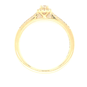 18 karaat geelgouden halo rij ring van 2.68 gram en 2 mm breed. Bezet met 1 briljant geslepen diamant van 0.21 crt en meerdere kleinere briljant geslepen diamanten met een totaalgewicht van 0.27 crt Kleur: Top Wesselton Kwaliteit: VS1 Zetting: 5 mm Model: R 9926