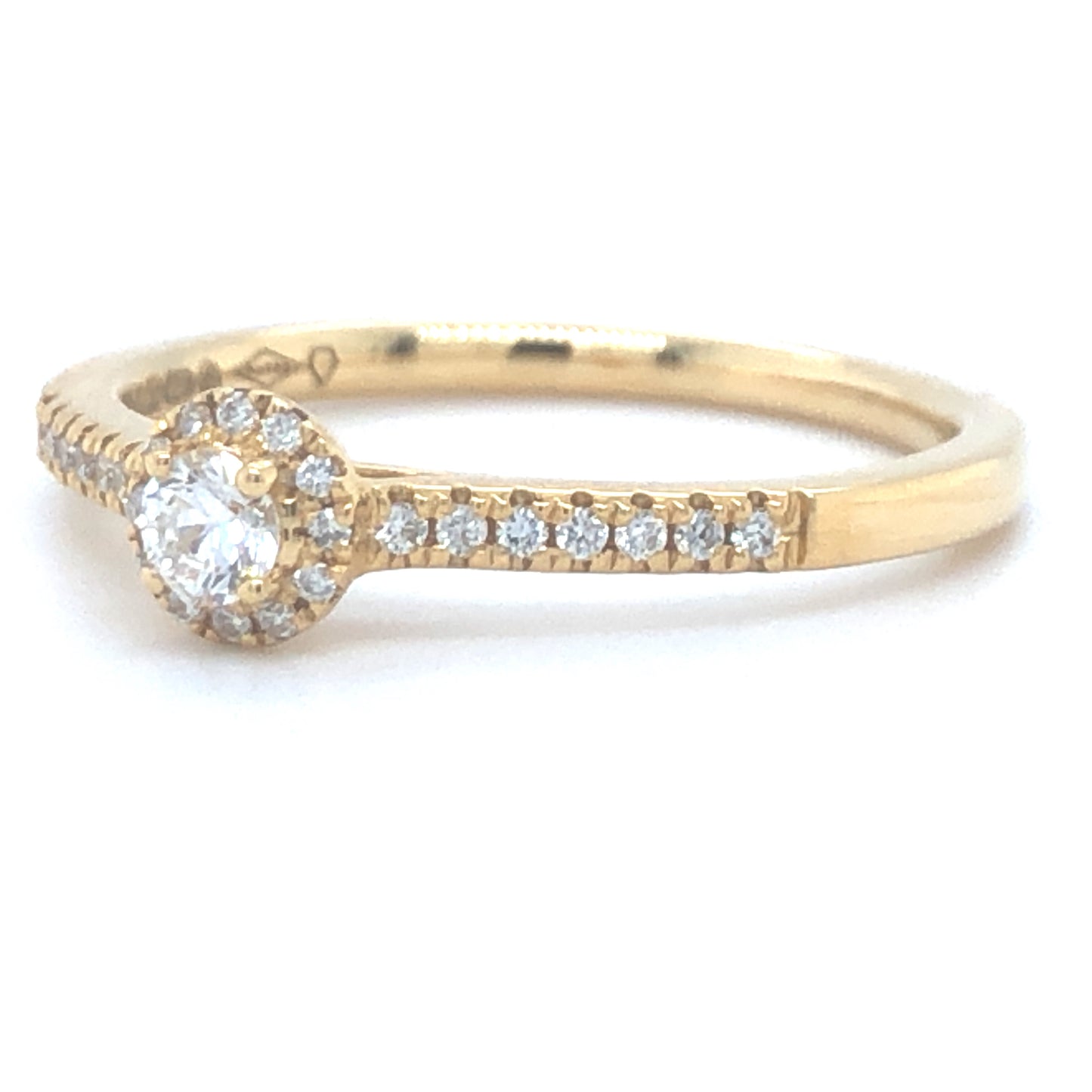 18 karaat geelgouden halo rij ring van 2.68 gram en 2 mm breed. Bezet met 1 briljant geslepen diamant van 0.21 crt en meerdere kleinere briljant geslepen diamanten met een totaalgewicht van 0.27 crt Kleur: Top Wesselton Kwaliteit: VS1 Zetting: 5 mm Model: R 9926