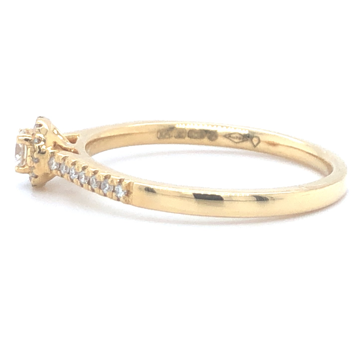 18 karaat geelgouden halo rij ring van 2.68 gram en 2 mm breed. Bezet met 1 briljant geslepen diamant van 0.21 crt en meerdere kleinere briljant geslepen diamanten met een totaalgewicht van 0.27 crt Kleur: Top Wesselton Kwaliteit: VS1 Zetting: 5 mm Model: R 9926
