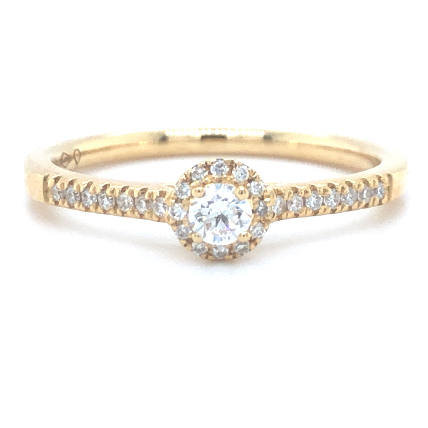 18 karaat geelgouden halo rij ring van 2.68 gram en 2 mm breed. Bezet met 1 briljant geslepen diamant van 0.21 crt en meerdere kleinere briljant geslepen diamanten met een totaalgewicht van 0.27 crt Kleur: Top Wesselton Kwaliteit: VS1 Zetting: 5 mm Model: R 9926