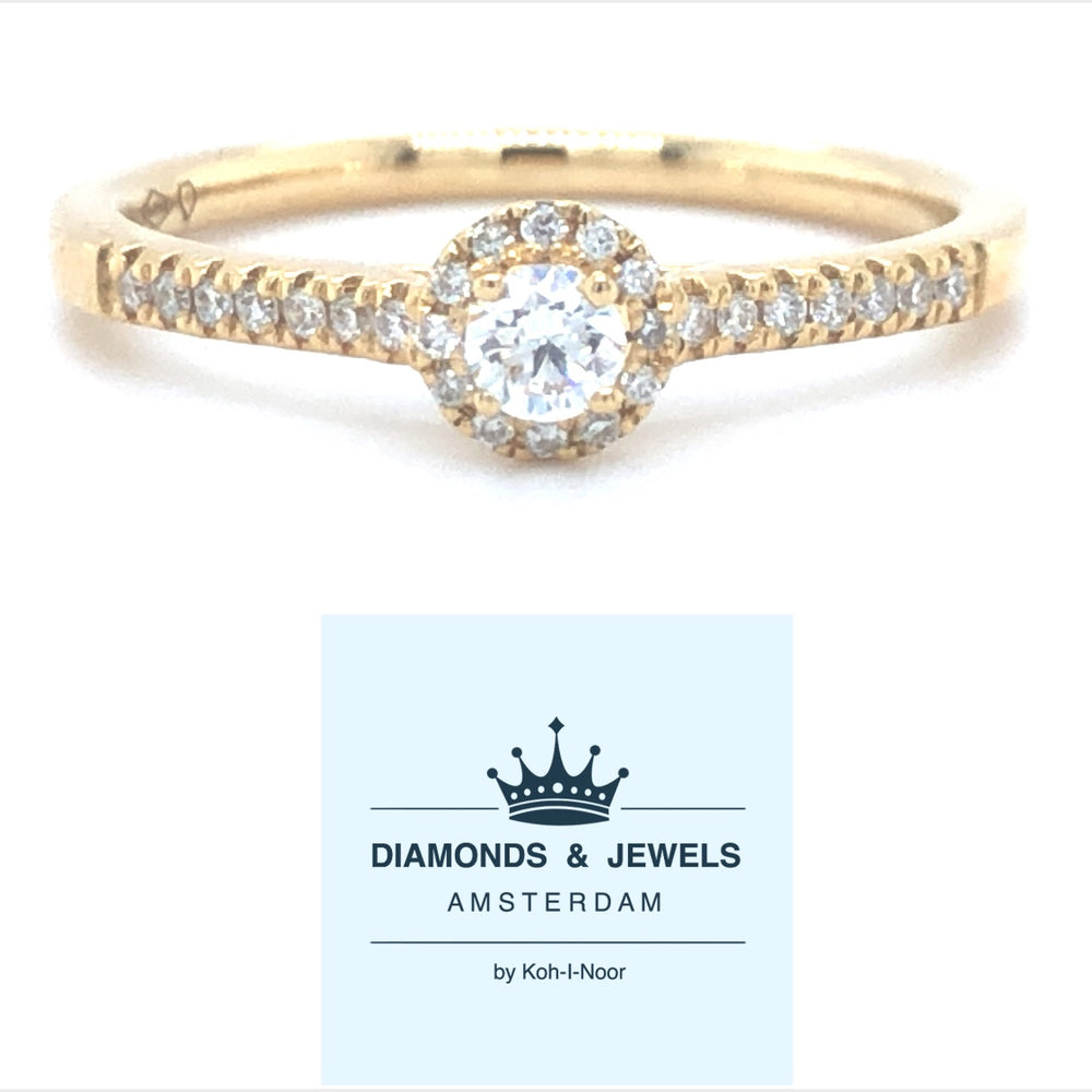 18 karaat geelgouden halo rij ring van 2.68 gram en 2 mm breed. Bezet met 1 briljant geslepen diamant van 0.21 crt en meerdere kleinere briljant geslepen diamanten met een totaalgewicht van 0.27 crt Kleur: Top Wesselton Kwaliteit: VS1 Zetting: 5 mm Model: R 9926