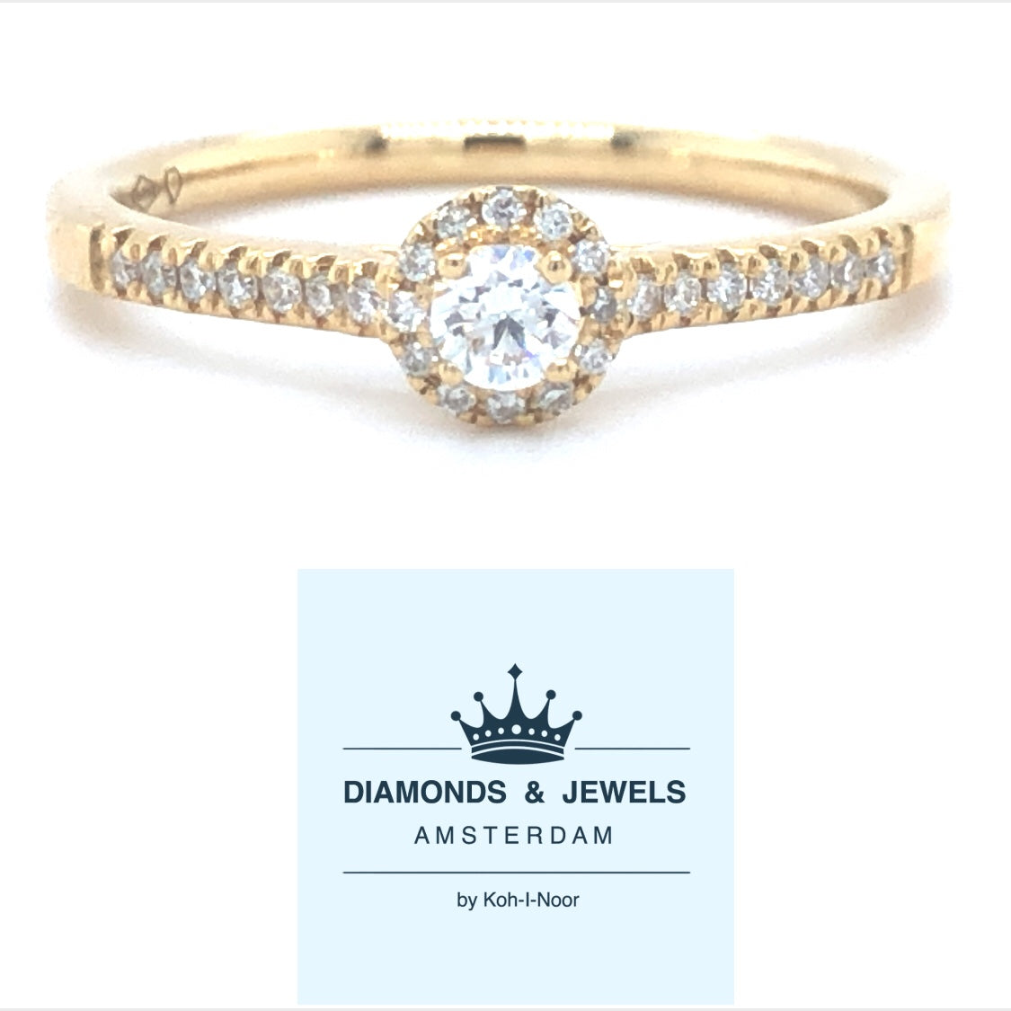 18 karaat geelgouden halo rij ring van 2.68 gram en 2 mm breed. Bezet met 1 briljant geslepen diamant van 0.21 crt en meerdere kleinere briljant geslepen diamanten met een totaalgewicht van 0.27 crt Kleur: Top Wesselton Kwaliteit: VS1 Zetting: 5 mm Model: R 9926