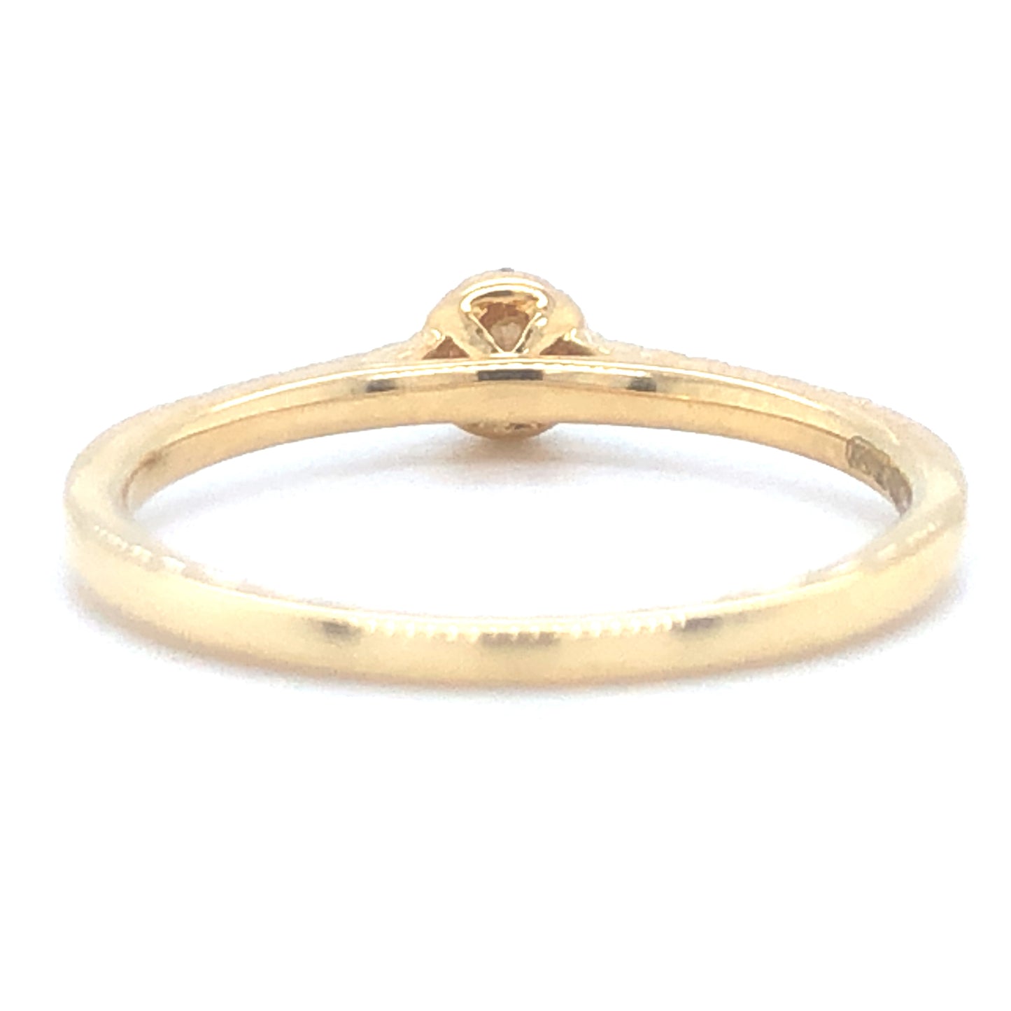 18 karaat geel gouden halo rij ring van 2.15 gram en 2 mm breed. Bezet met 1 briljant geslepen diamant van 0.16 crt en meerdere kleinere diamanten met een totaal gewicht van 0.25 crt Kleur: Top Wesselton Kwaliteit: VS2 Zetting: 5mm Model R: 9927