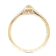 Afbeelding in Gallery-weergave laden, 18 karaat geel gouden halo rij ring van 2.15 gram en 2 mm breed. Bezet met 1 briljant geslepen diamant van 0.16 crt en meerdere kleinere diamanten met een totaal gewicht van 0.25 crt Kleur: Top Wesselton Kwaliteit: VS2 Zetting: 5mm Model R: 9927
