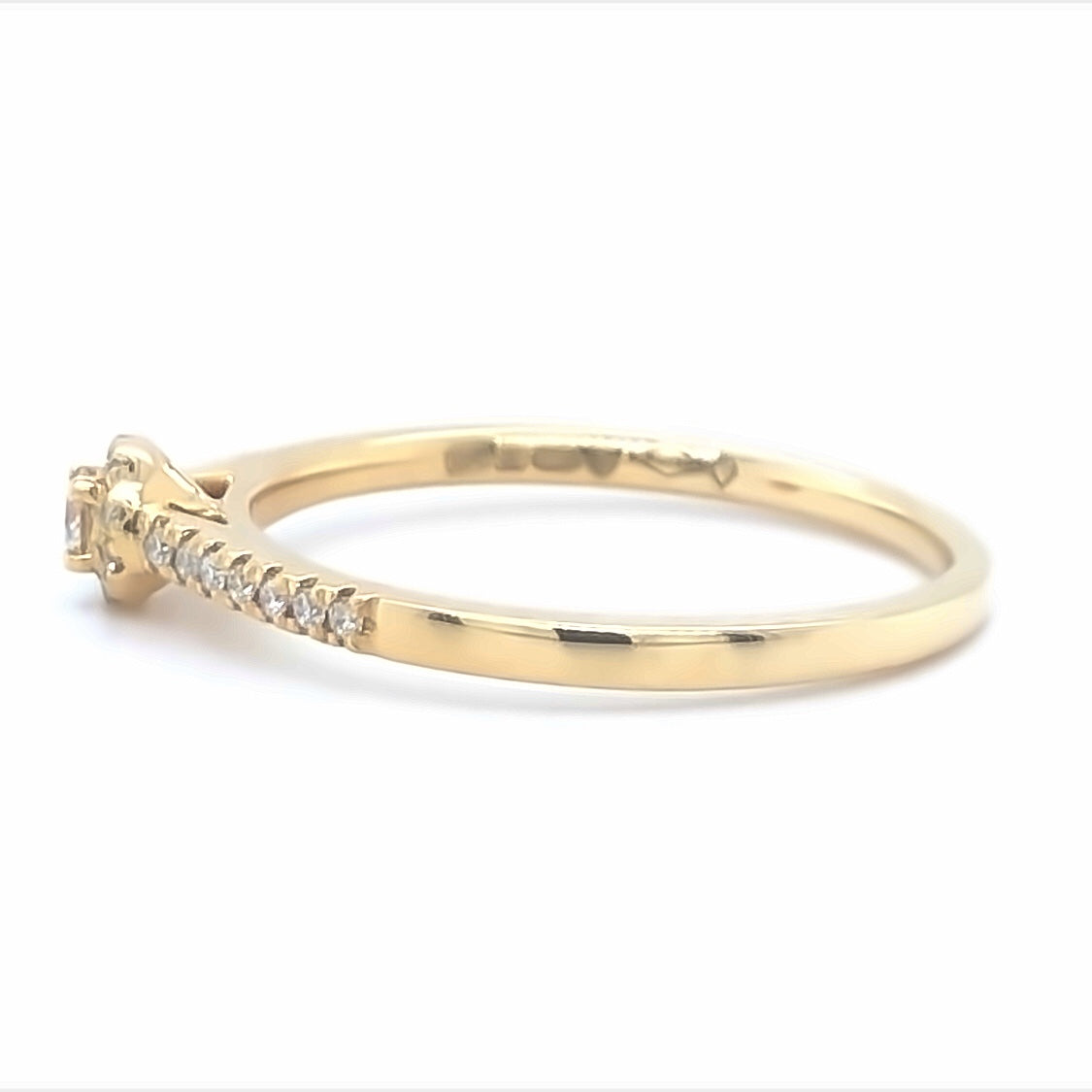 18 karaat geel gouden halo rij ring van 2.15 gram en 2 mm breed. Bezet met 1 briljant geslepen diamant van 0.16 crt en meerdere kleinere diamanten met een totaal gewicht van 0.25 crt Kleur: Top Wesselton Kwaliteit: VS2 Zetting: 5mm Model R: 9927