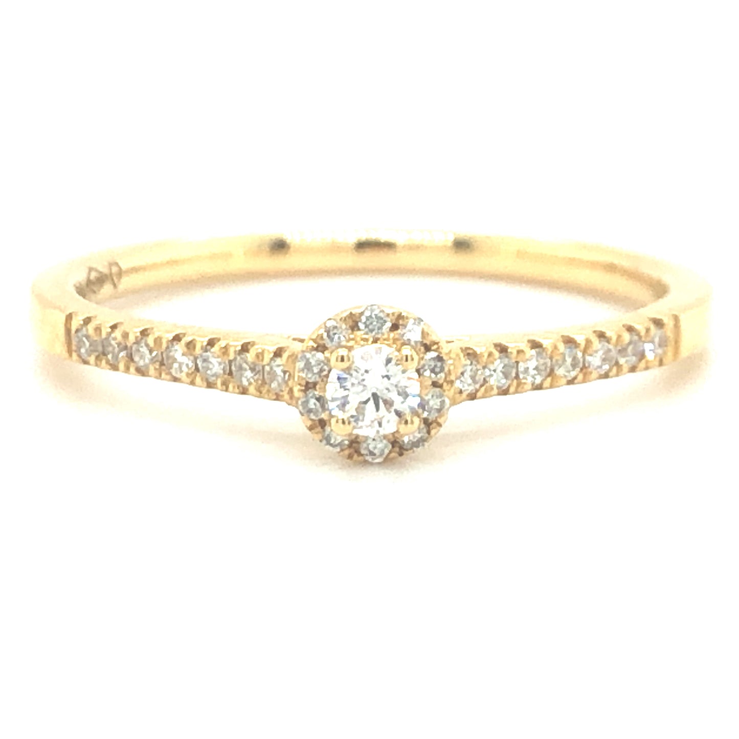 18 karaat geel gouden halo rij ring van 2.15 gram en 2 mm breed. Bezet met 1 briljant geslepen diamant van 0.16 crt en meerdere kleinere diamanten met een totaal gewicht van 0.25 crt Kleur: Top Wesselton Kwaliteit: VS2 Zetting: 5mm Model R: 9927