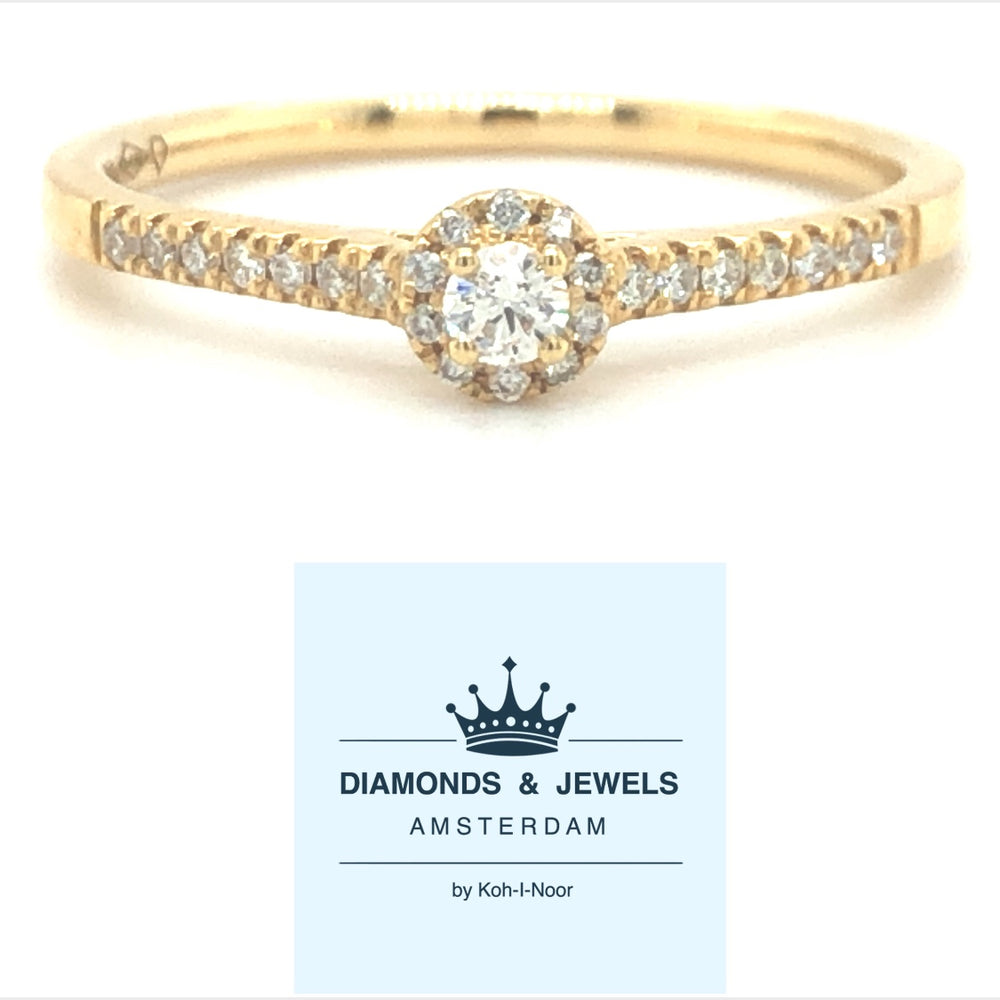 18 karaat geel gouden halo rij ring van 2.15 gram en 2 mm breed. Bezet met 1 briljant geslepen diamant van 0.16 crt en meerdere kleinere diamanten met een totaal gewicht van 0.25 crt Kleur: Top Wesselton Kwaliteit: VS2 Zetting: 5mm Model R: 9927