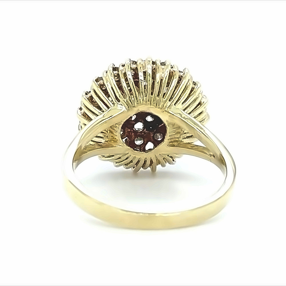 
                      
                        14 karaat geelgouden cocktail ring van 5.2 gram met een ringscheen van 2 tot 5 mm breed. Bezet met 10 briljant geslepen diamanten met een totaalgewicht van 0.75 crt Kleur: H Kwaliteit: Pique en 26 briljant geslepen diamanten met een totaalgewicht van 1.17 crt Kleur: Bruin Zetting: Ø 12 mm Model: R 9985
                      
                    