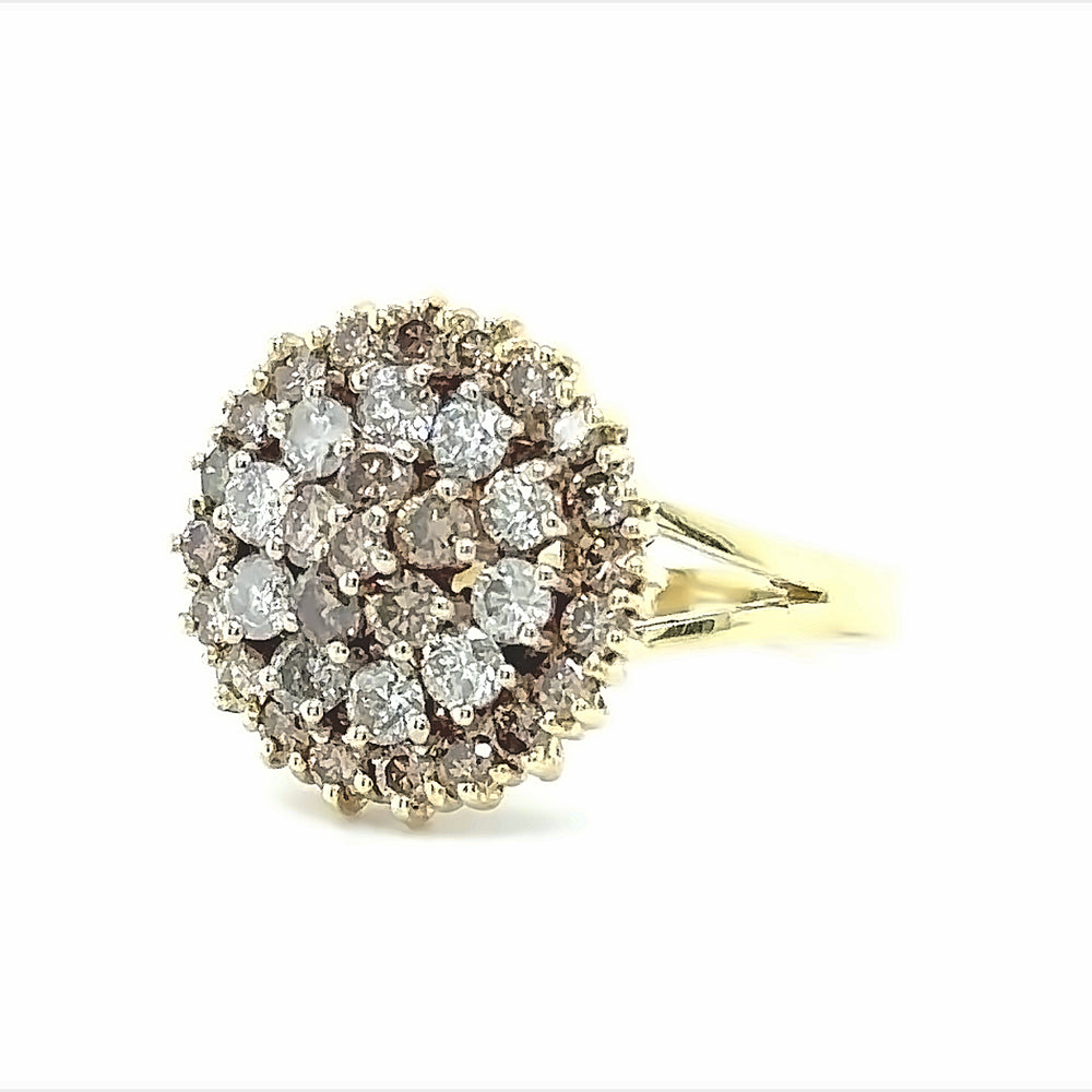 
                      
                        14 karaat geelgouden cocktail ring van 5.2 gram met een ringscheen van 2 tot 5 mm breed. Bezet met 10 briljant geslepen diamanten met een totaalgewicht van 0.75 crt Kleur: H Kwaliteit: Pique en 26 briljant geslepen diamanten met een totaalgewicht van 1.17 crt Kleur: Bruin Zetting: Ø 12 mm Model: R 9985
                      
                    