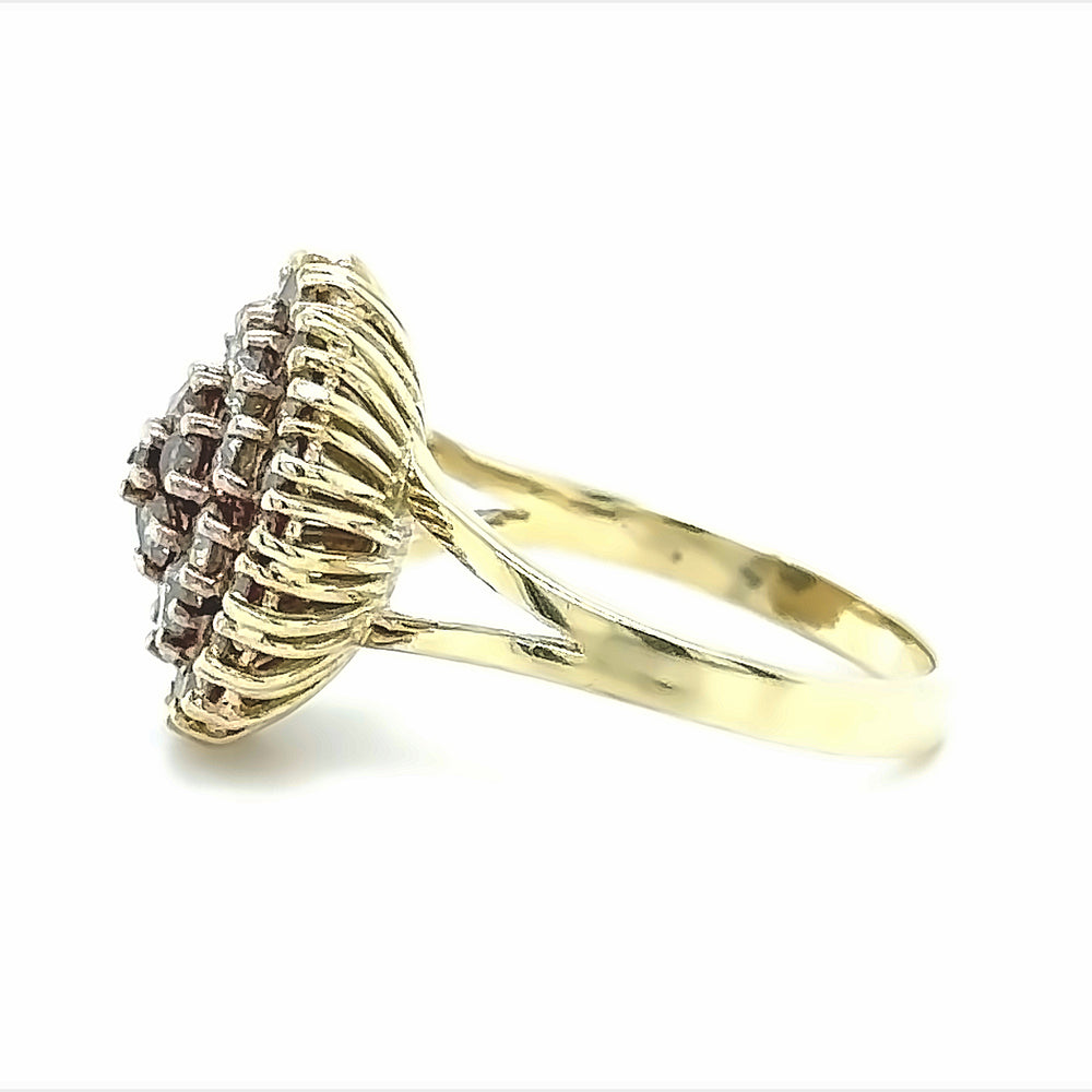 
                      
                        14 karaat geelgouden cocktail ring van 5.2 gram met een ringscheen van 2 tot 5 mm breed. Bezet met 10 briljant geslepen diamanten met een totaalgewicht van 0.75 crt Kleur: H Kwaliteit: Pique en 26 briljant geslepen diamanten met een totaalgewicht van 1.17 crt Kleur: Bruin Zetting: Ø 12 mm Model: R 9985
                      
                    