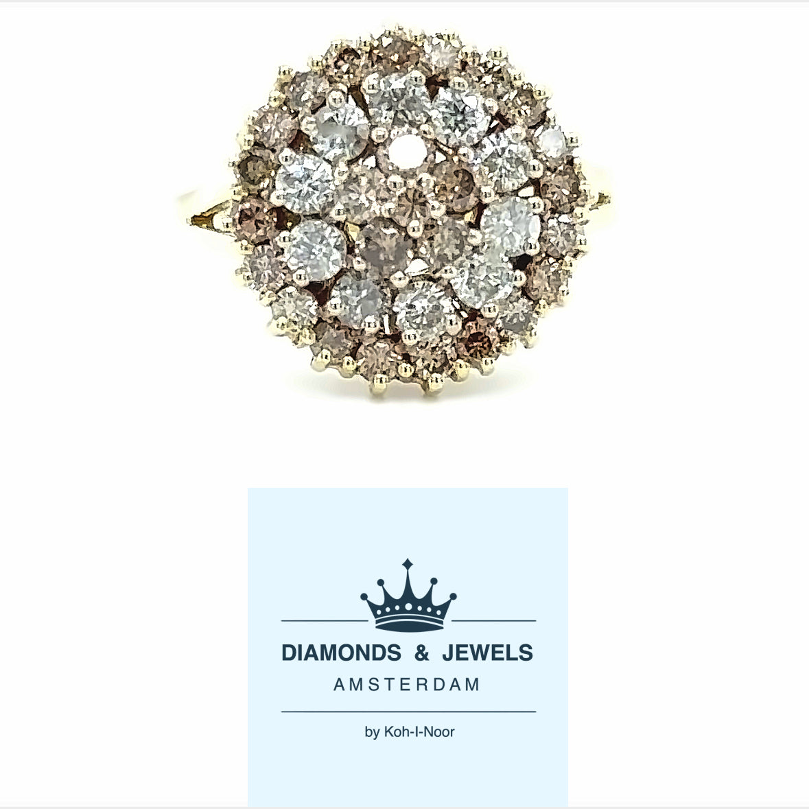 14 karaat geelgouden cocktail ring van 5.2 gram met een ringscheen van 2 tot 5 mm breed. Bezet met 10 briljant geslepen diamanten met een totaalgewicht van 0.75 crt Kleur: H Kwaliteit: Pique en 26 briljant geslepen diamanten met een totaalgewicht van 1.17 crt Kleur: Bruin Zetting: Ø 12 mm Model: R 9985