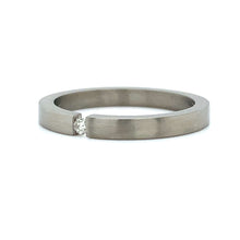 Load image into Gallery viewer, titanium ring 2mm breed met 1 briljant geslepen diamant van 0.03crt kleur top wesselton kwaliteit si €125
