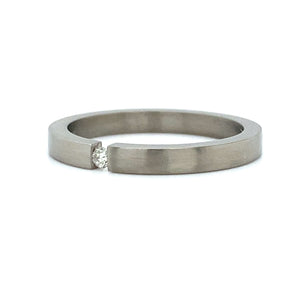 titanium ring 2mm breed met 1 briljant geslepen diamant van 0.03crt kleur top wesselton kwaliteit si €125