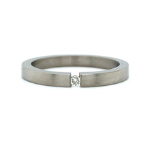Load image into Gallery viewer, titanium ring 2mm breed met 1 briljant geslepen diamant van 0.03crt kleur top wesselton kwaliteit si €125
