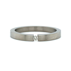 titanium ring 2mm breed met 1 briljant geslepen diamant van 0.03crt kleur top wesselton kwaliteit si €125