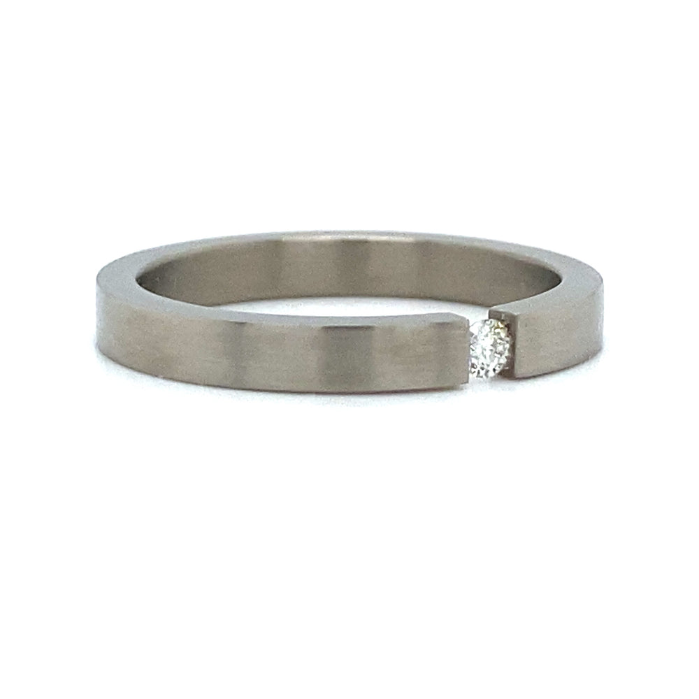 
                      
                        titanium spanningring 3mm bezet met 1 briljant geslepen diamant van 0.05crt kleur top wesselton kwaliteit vs 3mm €169
                      
                    