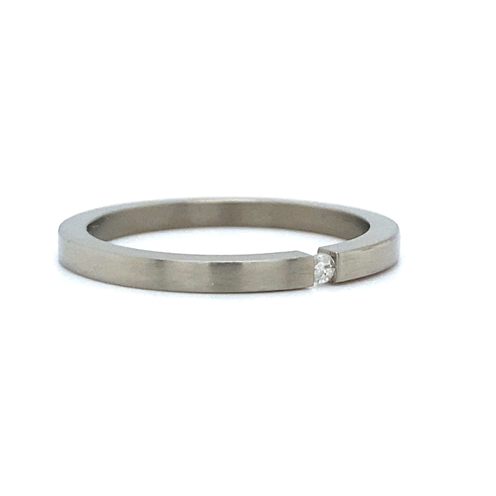 
                      
                        Mat gepolijste titanium ring met 1 briljant geslepen diamant van 0.02crt kleur top wesselton kwaliteit si maat 17/53 1.5mm breed €95
                      
                    