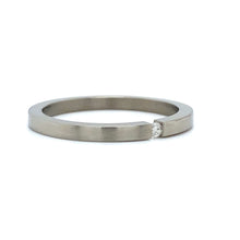 Afbeelding in Gallery-weergave laden, Mat gepolijste titanium ring met 1 briljant geslepen diamant van 0.02crt kleur top wesselton kwaliteit si maat 17/53 1.5mm breed €95

