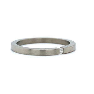 Mat gepolijste titanium ring met 1 briljant geslepen diamant van 0.02crt kleur top wesselton kwaliteit si maat 17/53 1.5mm breed €95