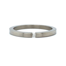 Afbeelding in Gallery-weergave laden, Mat gepolijste titanium ring met 1 briljant geslepen diamant van 0.02crt kleur top wesselton kwaliteit si maat 17/53 1.5mm breed €95
