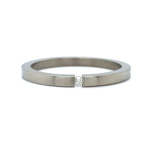 Mat gepolijste titanium ring met 1 briljant geslepen diamant van 0.02crt kleur top wesselton kwaliteit si maat 17/53 1.5mm breed €95