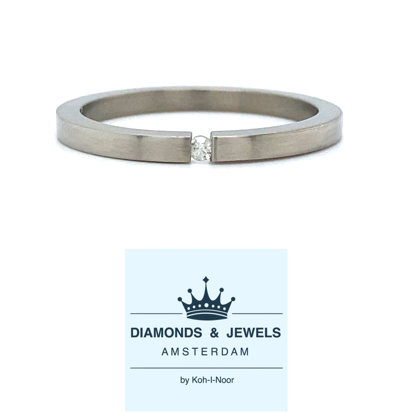 Mat gepolijste titanium ring met 1 briljant geslepen diamant van 0.02crt kleur top wesselton kwaliteit si maat 17/53 1.5mm breed €95