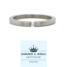 Load image into Gallery viewer, Mat gepolijste titanium ring met 1 briljant geslepen diamant van 0.02crt kleur top wesselton kwaliteit si maat 17/53 1.5mm breed €95
