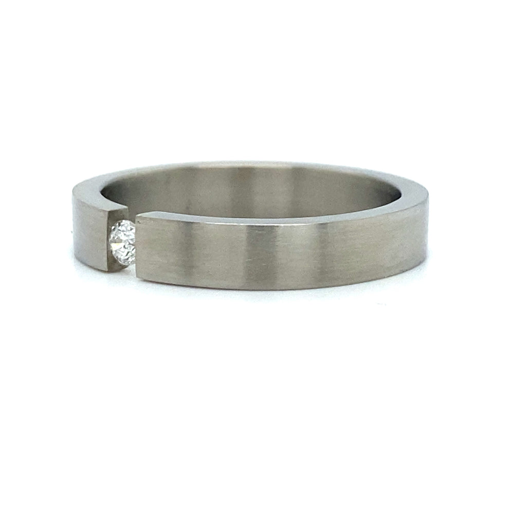 
                      
                        Titanium spanningsring bezet met 1 briljant geslepen diamant van 0.10crt kleur Cape kwaliteit si 4mm breed €229
                      
                    