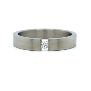 Titanium spanningsring bezet met 1 briljant geslepen diamant van 0.10crt kleur Cape kwaliteit si 4mm breed €229